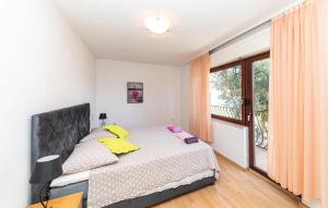 Posteľ alebo postele v izbe v ubytovaní Two-Bedroom Apartment In Kastel Kambelovac