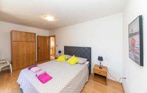 Posteľ alebo postele v izbe v ubytovaní Two-Bedroom Apartment In Kastel Kambelovac