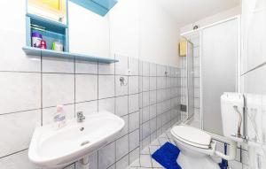 Kúpeľňa v ubytovaní Two-Bedroom Apartment In Kastel Kambelovac