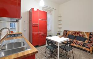 kuchnia ze zlewem, stołem i kanapą w obiekcie Amazing Apartment In Genova With Wifi w Genui +11 zdjęć