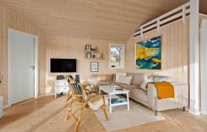 een woonkamer met een bank en een tv bij Stunning Home In Haarby With Kitchen in Hårby
