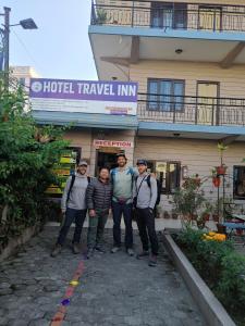 een groep mensen die voor een hotel staan bij Hotel Travel Inn in Pokhara
