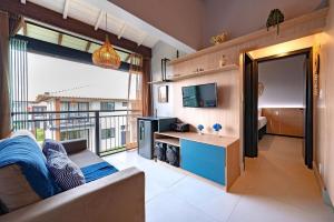 uma sala de estar com um sofá e uma televisão em Lindo Quarto & Sala + SofaCama em Mata de Sao Joao