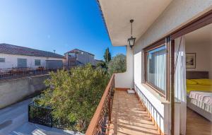 Balkón nebo terasa v ubytování One-Bedroom Apartment In Kastel Kambelovac