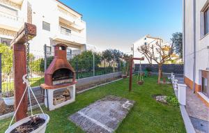Zahrada ubytování One-Bedroom Apartment In Kastel Kambelovac