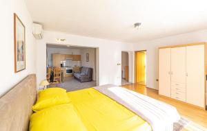 Postel nebo postele na pokoji v ubytování One-Bedroom Apartment In Kastel Kambelovac