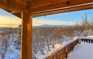 een uitzicht vanaf de veranda van een hut in de sneeuw bij Cozy Home In Venabygd With Sauna in Venabygd