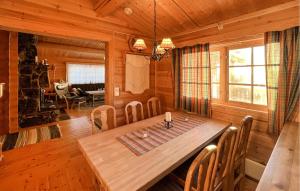 een eetkamer met een houten tafel en stoelen bij Cozy Home In Venabygd With Sauna in Venabygd