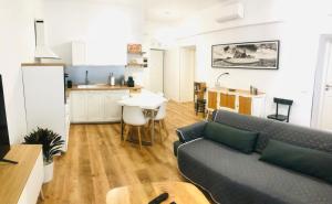 a living room with a couch and a kitchen at Lilli's Home in Ascoli Piceno +9 photos