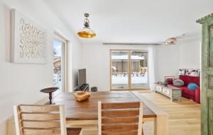 ein Wohnzimmer mit einem Holztisch und Stühlen in der Unterkunft Nice Apartment In Mittenwald With Wifi in Mittenwald