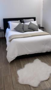 a large bed with white sheets and pillows at Élégant T2 Blagnac - parking -aéroport-Airbus- Meett in Blagnac