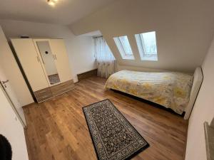 Dormitorio pequeño con cama y espejo en Schickes 110qm Ferienhaus in Nähe VW, DEZ und Orangerie, en Kassel
