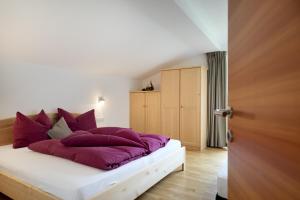 Postel nebo postele na pokoji v ubytování Ausserglieshof Wohnung Upi