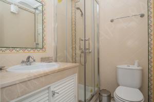 Et badeværelse på Carvoeiro 8A + 15 billeder