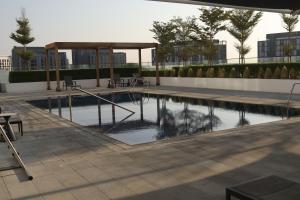 una piscina con mesas y sillas en un edificio en We are 25 Mins to Downtown Dubai en Ḩiz̧āyib az Zānah