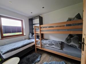 毛拉赫的住宿－Ferienwohnung Bergzauber，带窗户的客房内的两张双层床