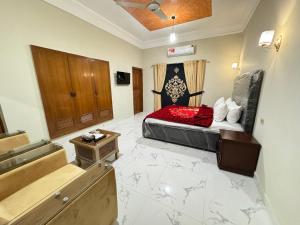 1 dormitorio con 1 cama con edredón rojo en Decent Lodge Guest House F-10 en Islamabad