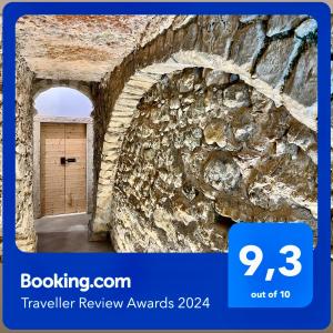 kamienna ściana z drzwiami w środku w obiekcie Villa del Lis w mieście Gargnano
