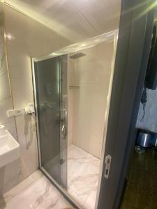 una doccia con porta in vetro in bagno di Dolce Vita Suite Hotel a Istanbul