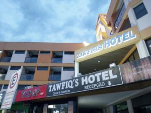 un edificio con un cartel de hotel en Tawfiqs Hotel, en Barra do Garças