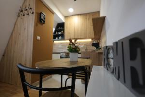 Η κουζίνα ή μικρή κουζίνα στο Apartmani RAZVIGORA - DivčiNova