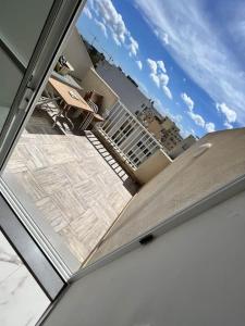 einen Blick auf eine Terrasse von einem Glasschiebefenster in der Unterkunft 2 Bedroom Apartment in Msida, Malta in Msida