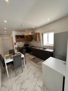 Kuchyň nebo kuchyňský kout v ubytování 2 Bedroom Apartment in Msida, Malta