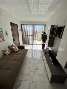 TV a/nebo společenská místnost v ubytování 2 Bedroom Apartment in Msida, Malta