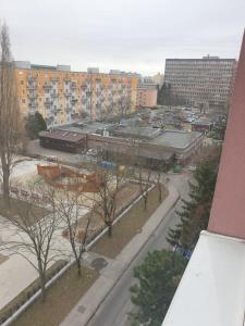 vistas a una ciudad con edificios y árboles en Jonny room en Trnávka