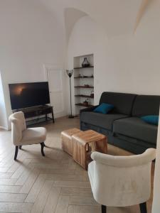 een woonkamer met een bank en een stoel bij Appartement quartier du vieux port de Bastia in Bastia