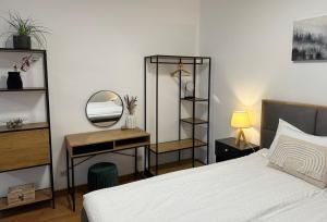 una camera con letto, specchio e tavolo di Sana Ski apartment 620 in Flora, Borovets a Borovets Altre 18 foto