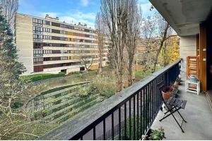 - Balcón con vistas a un edificio en Chez Catherine, en Fontenay-le-Fleury