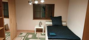 una pequeña habitación con una cama y una mesa en Käfer e, en Waldbrunn