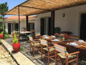 
A restaurant or other place to eat at Casa das Xaras
