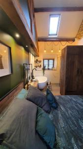 1 dormitorio con 1 cama grande y bañera en A countryside retreat en Chipping Norton
