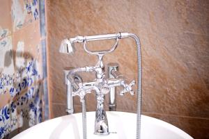 srebrny kran nad umywalką w łazience w obiekcie Ayramin Exclusive Hotel - Special Category w Stambule