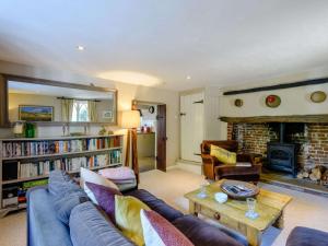 sala de estar con sofá y chimenea en 3 Bed in Great Ryburgh KT143 en Great Ryburgh