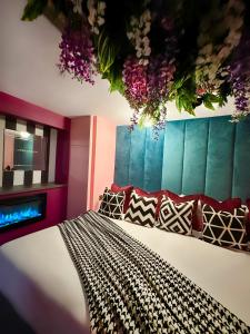 - une chambre avec un lit orné de fleurs suspendues au plafond dans l'établissement The Ultimate Hen Suite with Bar & Makeup Room, à Manchester
