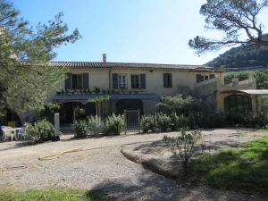 una casa con una manguera amarilla delante de ella en Domaine de Cassan, en Lafare