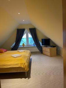 Un dormitorio con una cama amarilla y una ventana en Haus Carmen auf Usedom Nr.6, en Ziemitz