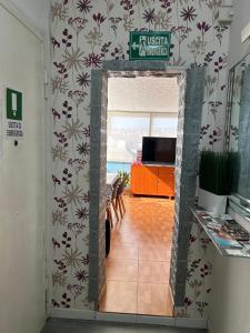 um corredor com uma porta para um quarto com uma mesa em Residenza Parco Gioeni em Catânia