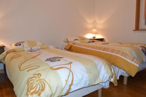 Dos camas una al lado de la otra en una habitación. en Appartement Timgad, en Gérardmer