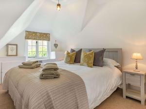 a bedroom with a bed with towels on it at 3 bed property in Bantham 87005 in Thurlestone