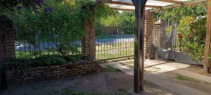 einen schmiedeeisernen Zaun mit einem Tor im Hof in der Unterkunft San Luis A 4 del mar Centrica in San Luis