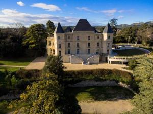 an estate with a large building with a bridge at Magnifique haut de villa les camoins Marseille in Marseille