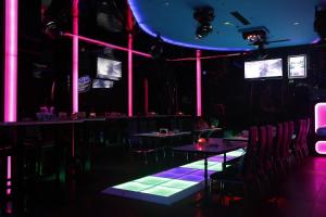 Uma TV ou centro de entretenimento em Broadway Hotel