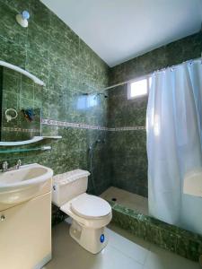 La salle de bains est pourvue de toilettes, d'une douche et d'un lavabo. dans l'établissement Casa frente al mar ideal para grupos y ver el atardecer, à Salinas