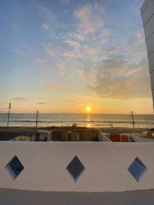 d'un balcon offrant une vue sur l'océan au coucher du soleil. dans l'établissement Casa frente al mar ideal para grupos y ver el atardecer, à Salinas