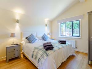 a bedroom with a bed with towels on it at 2 bed in Three Oaks 83438 in Fairlight