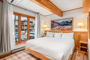 a bedroom with a bed and a window at Chateau DuMont 05 in Aspen